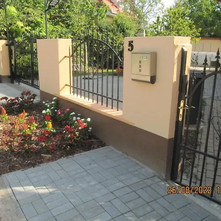 Almendra Apartman Holiday home *