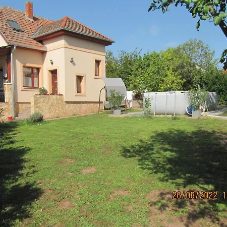 Almendra Apartman Holiday home *